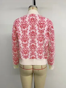 Dettaglio del motivo jacquard floreale rosa e rosso sul retro del maglione in maglia