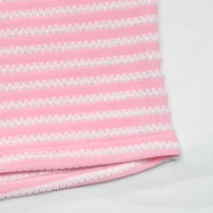 Nahaufnahme der rosa-weiß gestreiften Strickstofftextur mit hochwertigen Nähten