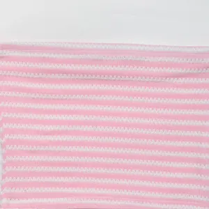 Detail von rosa-weiß gestreiftem Strickstoff mit ausgeprägter Wellenstruktur und Dehnung