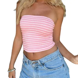 Rosa-weiß gestreiftes Schlauchoberteil in schmaler Passform, gestylt mit Jeans
