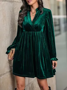 Détail de la robe élégante en velours à col en V vert émeraude et texture du tissu