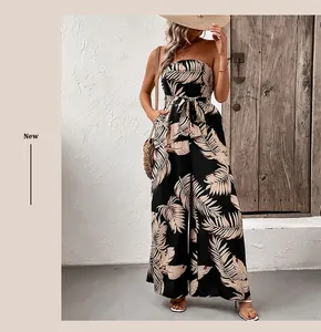 Detail van strapless jumpsuit met tropische print ceintuur en wijde pijpen in de zomer