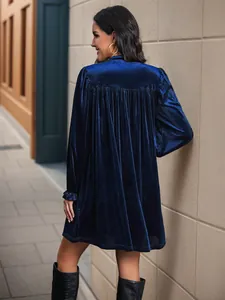 Détail de robe en velours bleu roi montrant des plis élégants et la texture douce au dos