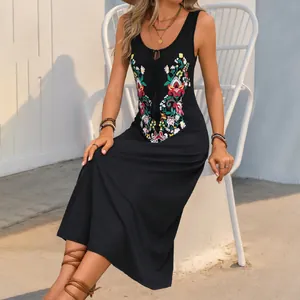Robe longue noire sans manches avec broderie florale colorée et cordon à pompons