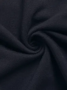 Gros plan du tissu en maille bleu foncé montrant la texture douce et le beau drapé
