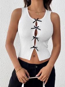 Nahaufnahme des weißen Rippstrick-Tops mit schwarzen Schleifen und Cut-out-Design