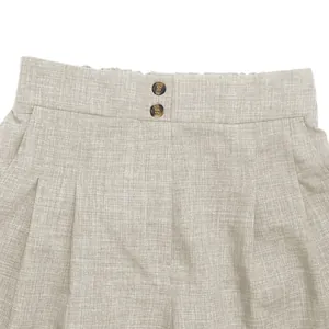 Detailansicht der hohen Taille aus Leinen mit doppelten Knöpfen und Falten in Beige