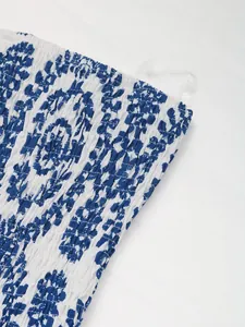 Vista detallada de la tela elástica con nido de abeja y estampado floral azul