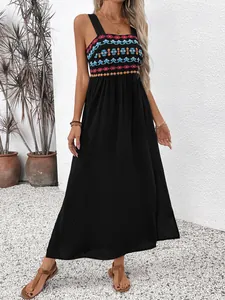 Abito lungo nero senza maniche stile boho con ricami floreali colorati e scollo all'americana