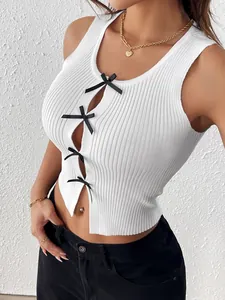 Weißes Rippstrick-Crop-Top mit schwarzen Schleifen und Cut-out-Design im Y2K-Stil