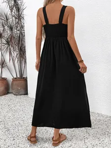 Abito lungo nero senza maniche da donna con schiena a punto smock e ricami floreali