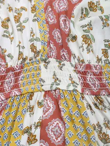 Détail de la taille smockée bohème avec imprimé floral vintage et paisley sur tissu doux