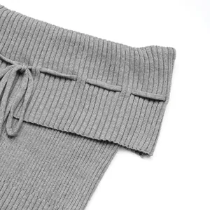 Dettaglio del tessuto grigio in maglia a coste con cordoncino decorativo e trama morbida