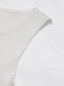 Detailansicht des weißen Rippstrickgewebes für das schmal geschnittene Y2K Tank Top