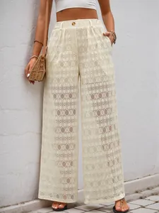 Détail du pantalon large en dentelle à taille haute avec ceinture élastique et crochet