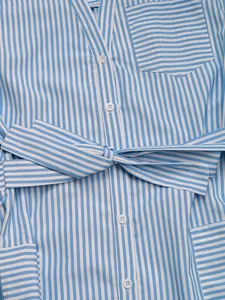 Détail de la combinaison rayée bleue avec col en V et ceinture nouée à la taille