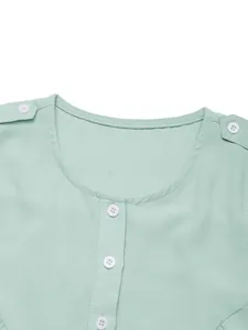 Dettaglio dello scollo rotondo e delle spalline sul vestito senza maniche verde menta