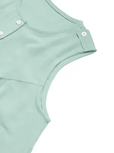 Dettaglio dell'abito smanicato verde menta con scollo rotondo e spalline decorative