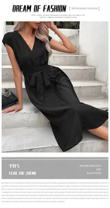 Détail de robe portefeuille noire élégante avec col en V, ceinture et manches courtes
