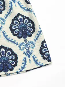 Vue macro détaillée de l'imprimé mandala bleu sur l'ourlet d'une robe d'été en lin