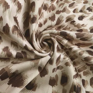 Gros plan sur un tissu léopard soyeux avec un éclat satiné et une texture sergée
