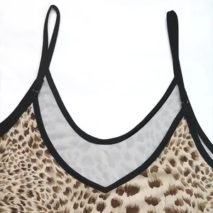 Détail de la robe léopard avec décolleté en V et boucles de réglage en métal sur bretelle