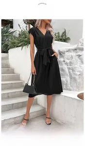 Robe élégante noire en coupe A avec col en V et ceinture nouée en extérieur