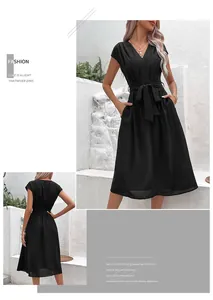 Robe élégante noire ligne A avec col en V, ceinture à nouer et poches latérales