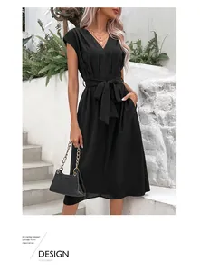 Détail de la robe midi noire sans manches à col en V avec ceinture nouée et poches latérales
