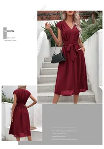 Vues détaillées d'une robe mi-longue bordeaux à col en V et ceinture nouée