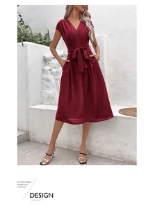 Détail d'une élégante robe d'été trapèze rouge vin avec col en V et ceinture à nouer