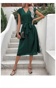 Détail de la robe col en V vert foncé avec taille nouée et nœud élégant à la taille