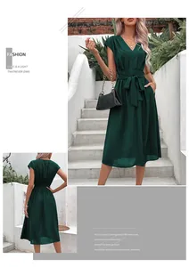 Détail d'une élégante robe trapèze vert foncé à col en V avec ceinture à la taille