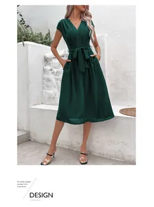 Détail d'une robe trapèze élégante vert foncé avec col en V et ceinture à nouer