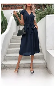 Détail d'une élégante robe trapèze bleu marine à col en V avec ceinture à nouer