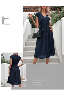 Détail de la robe midi bleu foncé à col en V avec manches courtes et ceinture à nouer