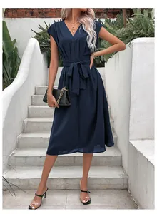 Vue détaillée d'une robe bleu marine à col en V avec ceinture nouée et coupe évasée