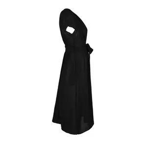 Vue latérale d'une robe trapèze noire sans manches avec ceinture nouée à la taille