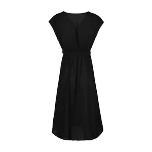 Détail d'une élégante robe noire sans manches à col en V avec plis à la taille et tissu doux