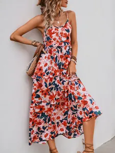 Details des gestuften Boho-Blumenkleids mit leuchtend roten Mustern und fließendem A-Schnitt