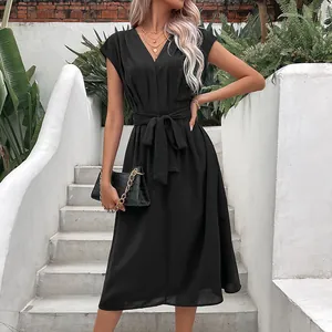 Robe midi élégante noire coupe en A avec col en V et ceinture nouée pour l'été