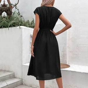 Robe mi-longue évasée noire élégante avec ceinture et manches volantées vue de dos