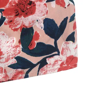 Detail von Blumendruck-Stoff mit roten Blumen auf rosa Baumwolle und sauberem Saum