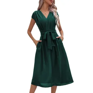 Robe élégante trapèze vert foncé avec col en V, ceinture nouée et poches latérales