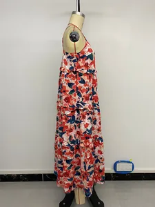 Details eines roten Maxi-Blumenkleides mit mehrlagigem Stufenrock und Spaghettiträgern
