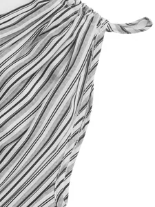 Détail du tissu à rayures noires et blanches avec fronces et une fine bretelle