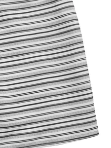 Gros plan sur le tissu en coton rayé noir et blanc et les détails de l'ourlet