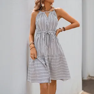 Robe d'été rayée pour femmes avec licou, cordon de serrage et ourlet à volants sur fond blanc