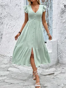 Robe longue vert clair à col en V avec boutons et fente latérale pour l'été