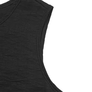 Gros plan détaillé sur la texture du tissu noir et les finitions de couture à double aiguille